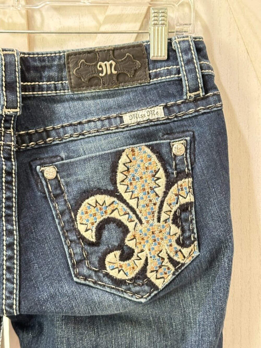 Miss Me Mid Rise Bootcut Dark Wash Fleur De Lis Embellished Jeans Size 29 - Picture 7 of 11